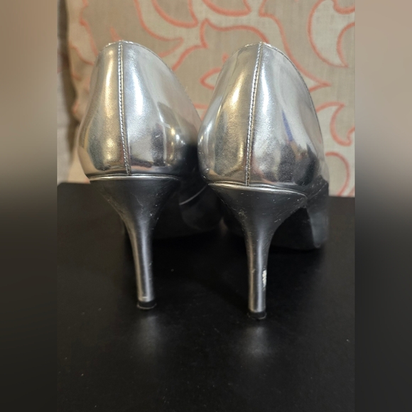 Silver Heels size 6 - Picture 3 of 5